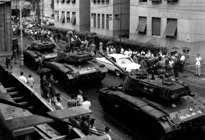 izelda-amaral-livro-no-ar-da-ditadura